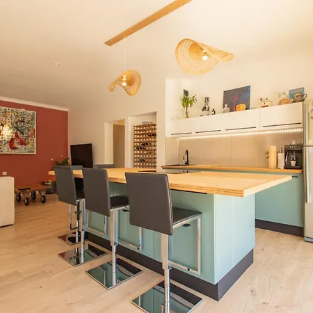 בית נופש Sublime House With Swimming Pool In